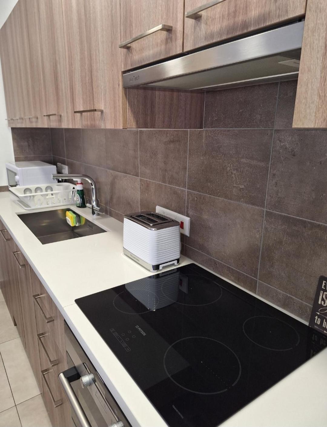 By The Way Apartment Larnaca Bagian luar foto