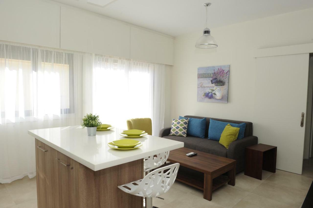 By The Way Apartment Larnaca Bagian luar foto