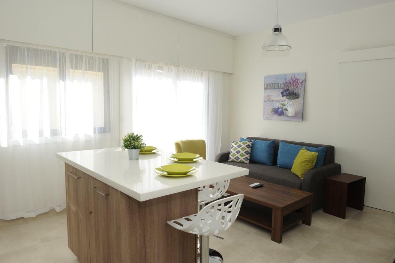 By The Way Apartment Larnaca Bagian luar foto