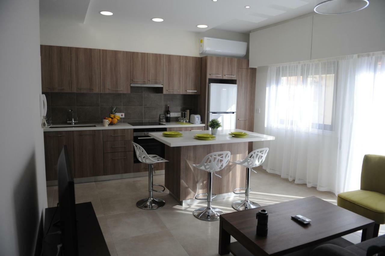 By The Way Apartment Larnaca Bagian luar foto